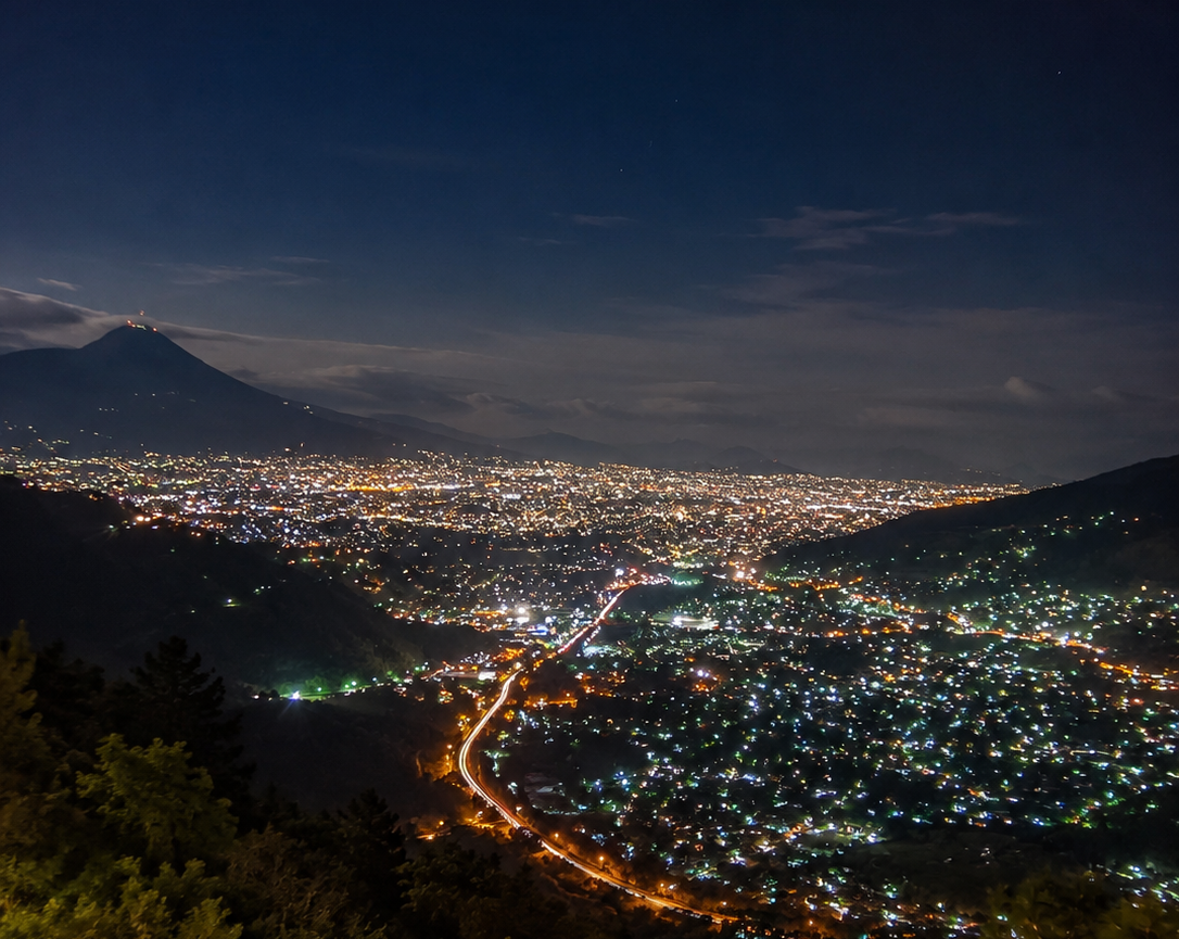Vista panorámica de San Salvador desde Los Planes de Renderos al atardecer